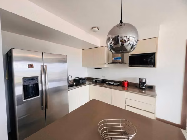 Se vende hermoso apartamento amueblado en condominio en La Uruca
