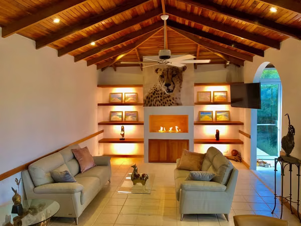 Casa con Vista al Lago y Volcán Arenal: Jardín con Senderos Privados, Seguridad, Gimnasio