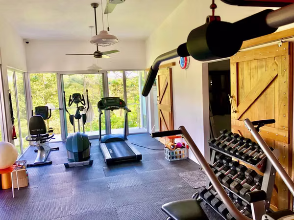 Casa con Vista al Lago y Volcán Arenal: Jardín con Senderos Privados, Seguridad, Gimnasio