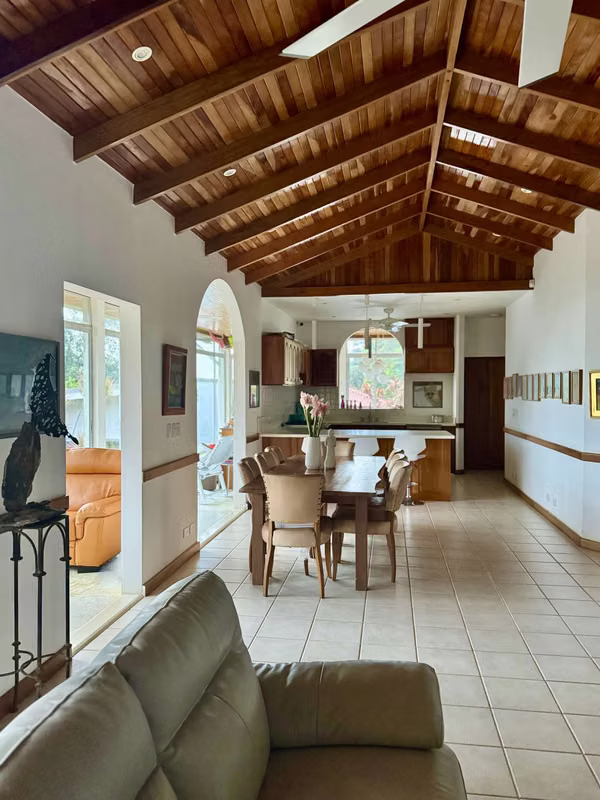 Casa con Vista al Lago y Volcán Arenal: Jardín con Senderos Privados, Seguridad, Gimnasio