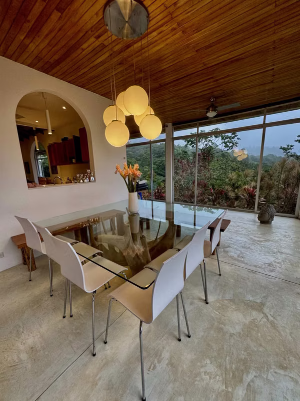 Casa con Vista al Lago y Volcán Arenal: Jardín con Senderos Privados, Seguridad, Gimnasio