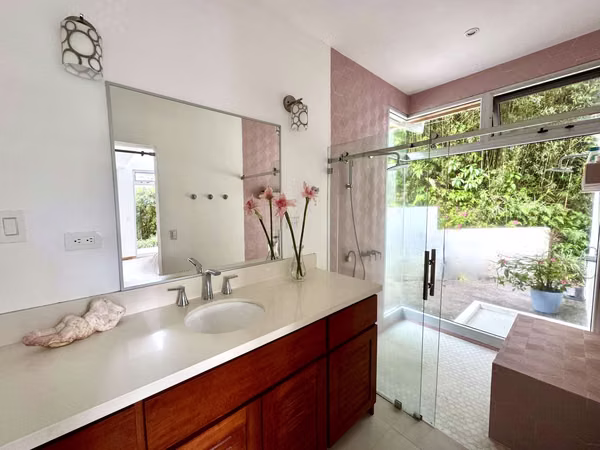 Casa con Vista al Lago y Volcán Arenal: Jardín con Senderos Privados, Seguridad, Gimnasio
