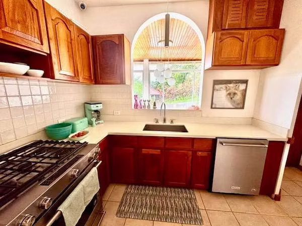 Casa con Vista al Lago y Volcán Arenal: Jardín con Senderos Privados, Seguridad, Gimnasio