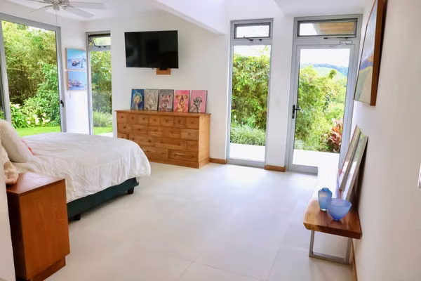 Casa con Vista al Lago y Volcán Arenal: Jardín con Senderos Privados, Seguridad, Gimnasio