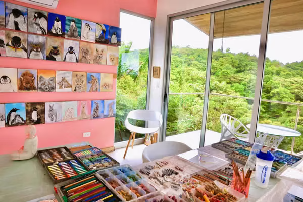 Casa con Vista al Lago y Volcán Arenal: Jardín con Senderos Privados, Seguridad, Gimnasio