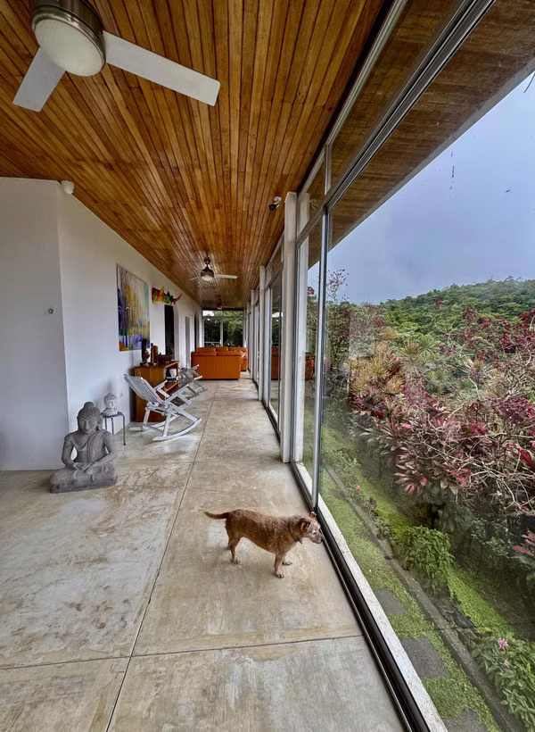 Casa con Vista al Lago y Volcán Arenal: Jardín con Senderos Privados, Seguridad, Gimnasio