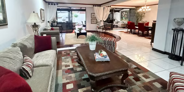 Casa Independiente en Venta en Escazú con Terraza