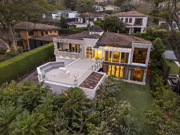 Joya Arquitectónica en Cerro Alto: 990 m² de Puro Lujo y Exclusividad en Escazú