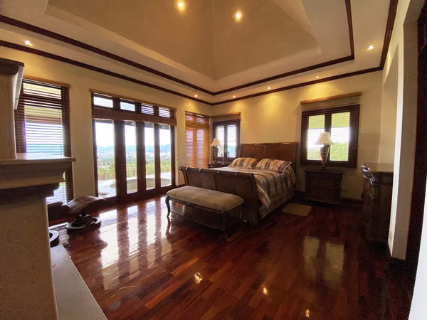 Venta de casa de lujo amueblada en San Isidro, Heredia (FB)
