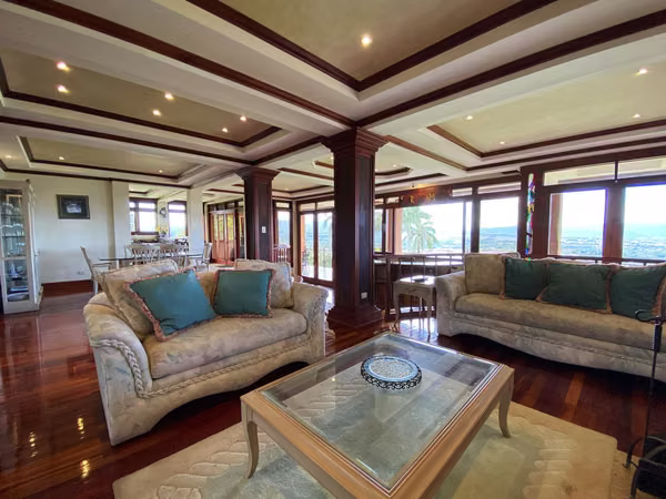 Venta de casa de lujo amueblada en San Isidro, Heredia (FB)