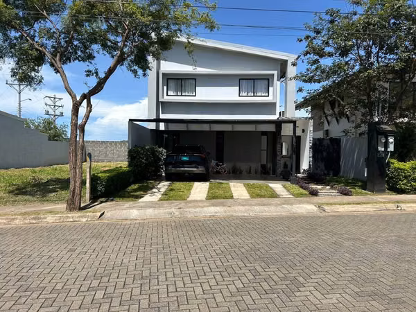 Casa de 3 habitaciones con terraza en Condominio Montezuma, Grecia
