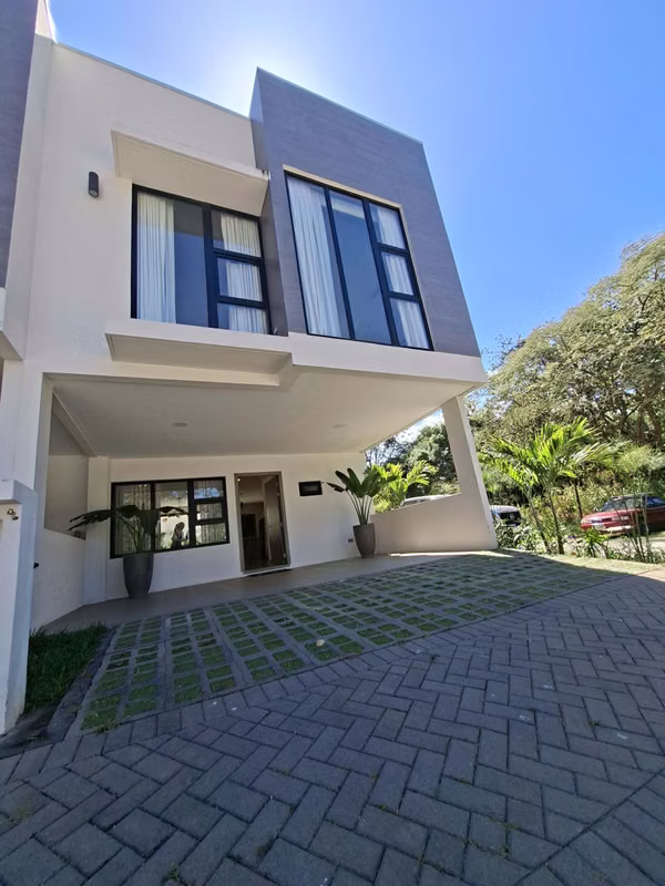 EXCLUSIVE AND MODERN. COMPLETE AMENITIES. CONDOMINIUM HOMES. SANTA ANA.