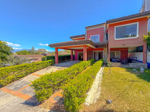 Casa con suite independiente en venta . Condominio. La Guacima