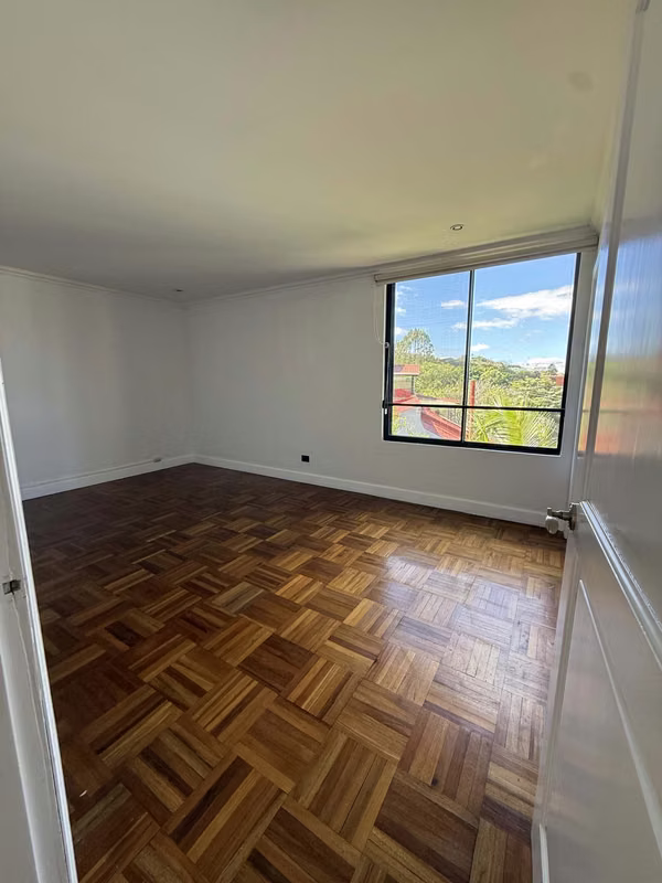 Apartamento grande con Vista por La Paco Escazú