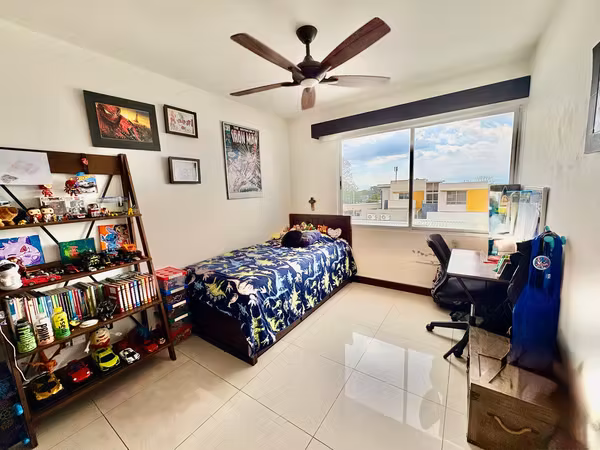 RIO ORO SANTA ANA! MODERNA Y AMPLIA CASA EN CONDOMINIO 3 HAB + SERVICIO