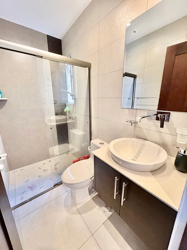 RIO ORO SANTA ANA! MODERNA Y AMPLIA CASA EN CONDOMINIO 3 HAB + SERVICIO