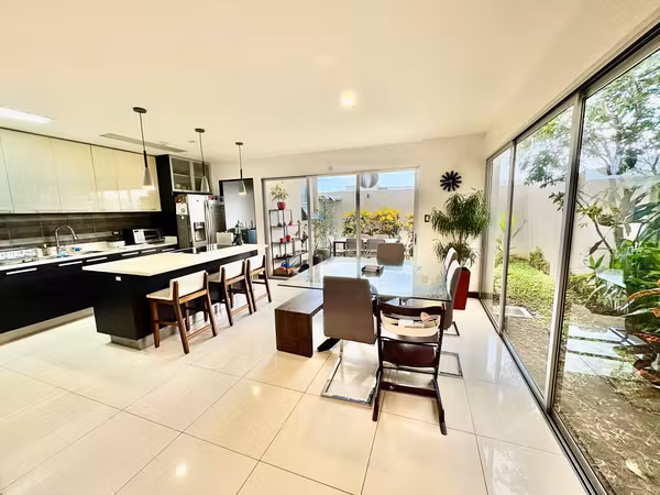 RIO ORO SANTA ANA! MODERNA Y AMPLIA CASA EN CONDOMINIO 3 HAB + SERVICIO