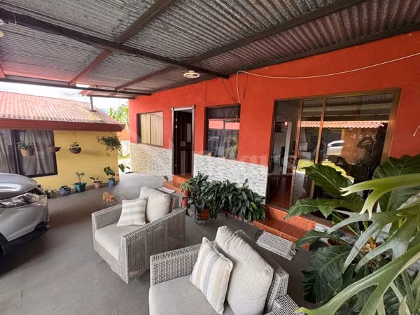 Venta de casa con dos apartamentos en San Juan de Dios de Desamparados - EU