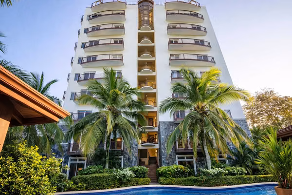 Apartamento amueblado en Playa Herradura | Primer piso con salida a piscina