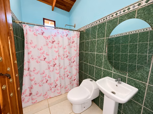 CASA CON 4 APARTAMENTOS TIPO ESTUDIO EN VENTA – TAMARINDO, GUANACASTE