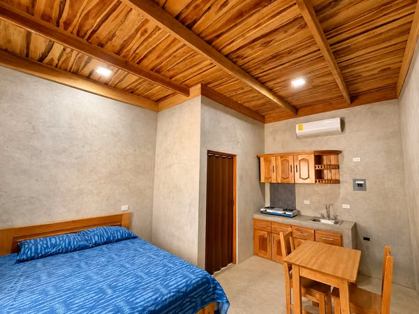 CASA CON 4 APARTAMENTOS TIPO ESTUDIO EN VENTA – TAMARINDO, GUANACASTE
