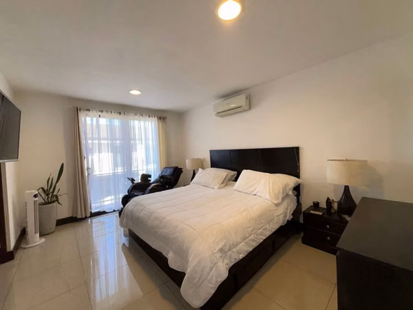 Casa esquinera para inversión en Parques del Sol | Santa Ana