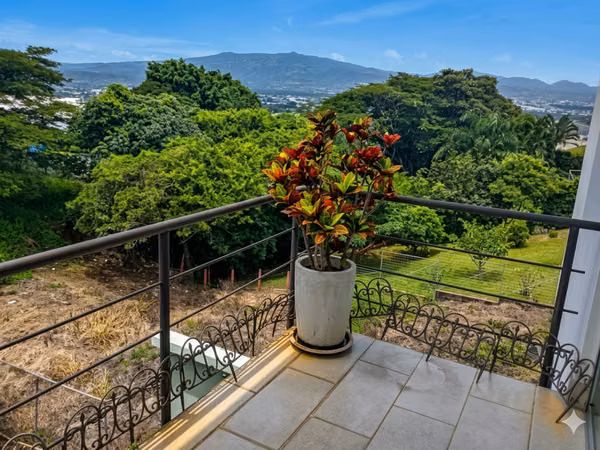 Casa en Loma Real Escazú | 420 m² | US$450.000
