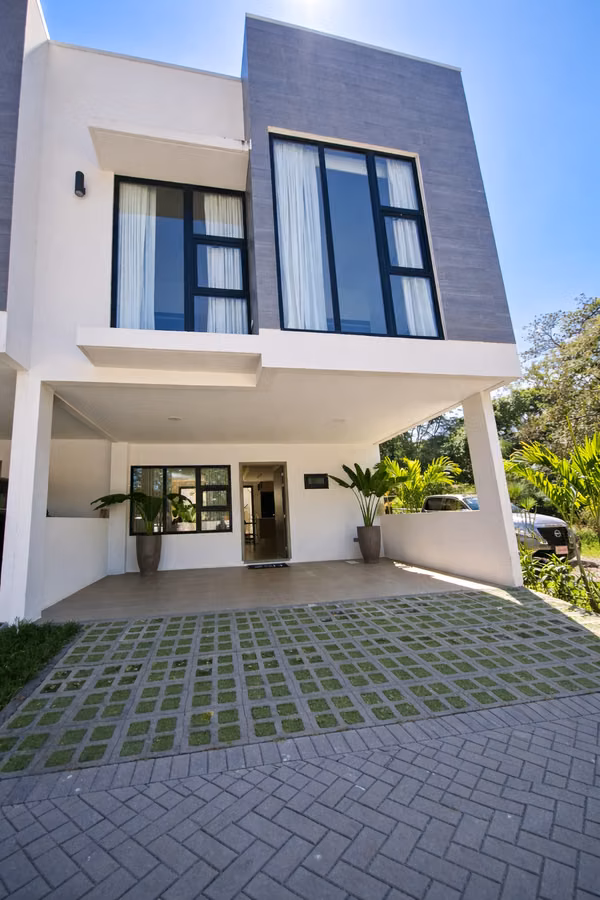 EXCLUSIVE AND MODERN. COMPLETE AMENITIES. CONDOMINIUM HOMES.