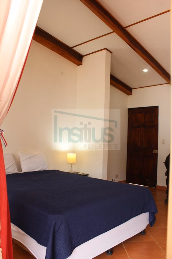 Casa con 2 viviendas y piscina cerca de Punta Leona