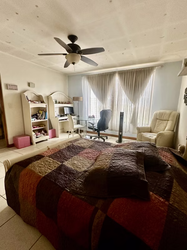 Venta de casa Grande, uso residencial o comercial- 6 paqueos