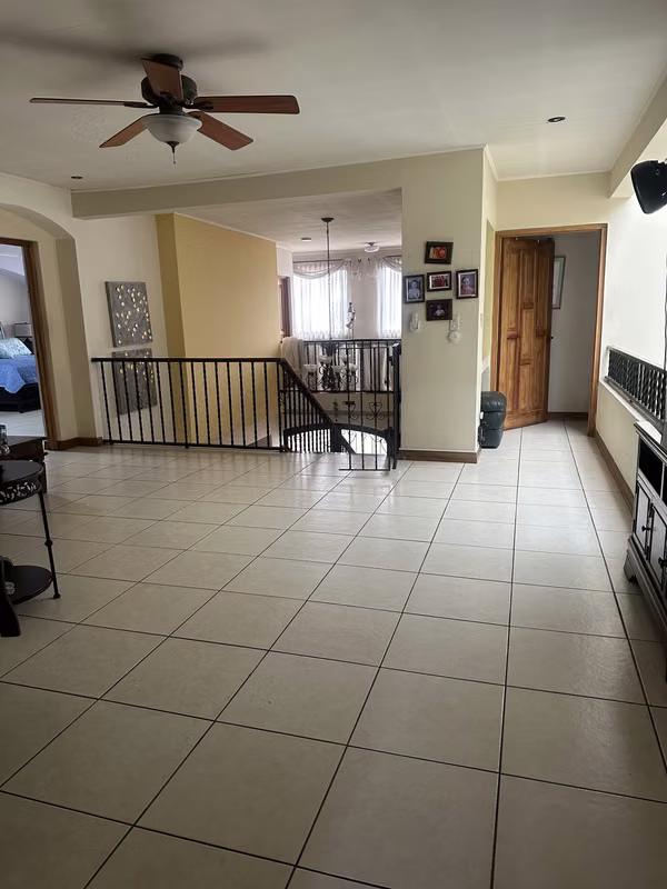 Venta de casa Grande, uso residencial o comercial- 6 paqueos