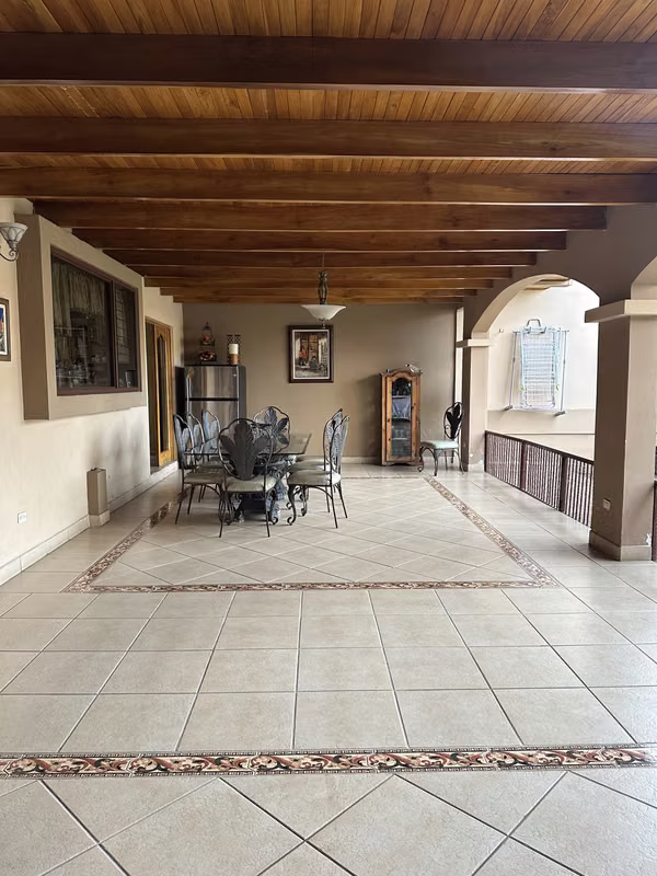 Venta de casa Grande, uso residencial o comercial- 6 paqueos