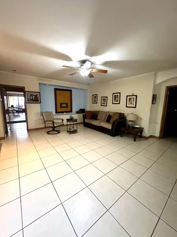 Venta de casa Grande, uso residencial o comercial- 6 paqueos