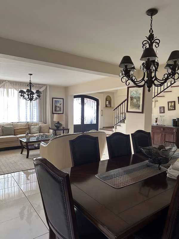 Venta de casa Grande, uso residencial o comercial- 6 paqueos