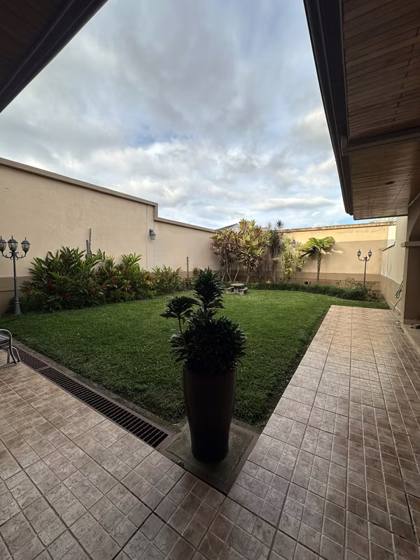 Venta de casa Grande, uso residencial o comercial- 6 paqueos