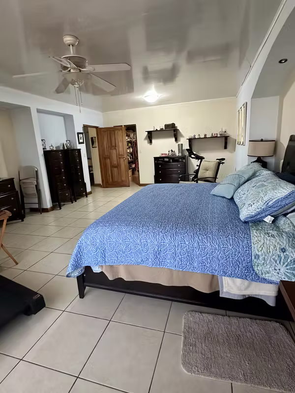 Venta de casa Grande, uso residencial o comercial- 6 paqueos