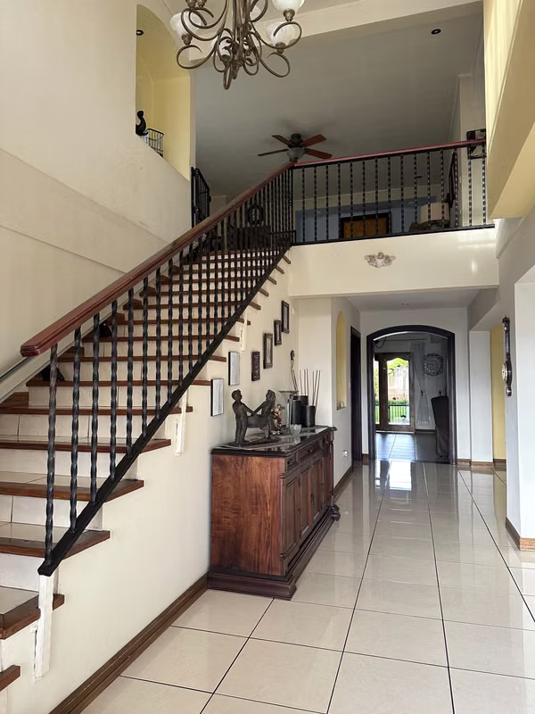 Venta de casa Grande, uso residencial o comercial- 6 paqueos