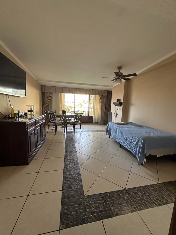 Venta de casa Grande, uso residencial o comercial- 6 paqueos