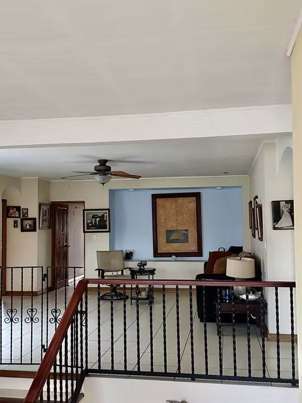 Venta de casa Grande, uso residencial o comercial- 6 paqueos