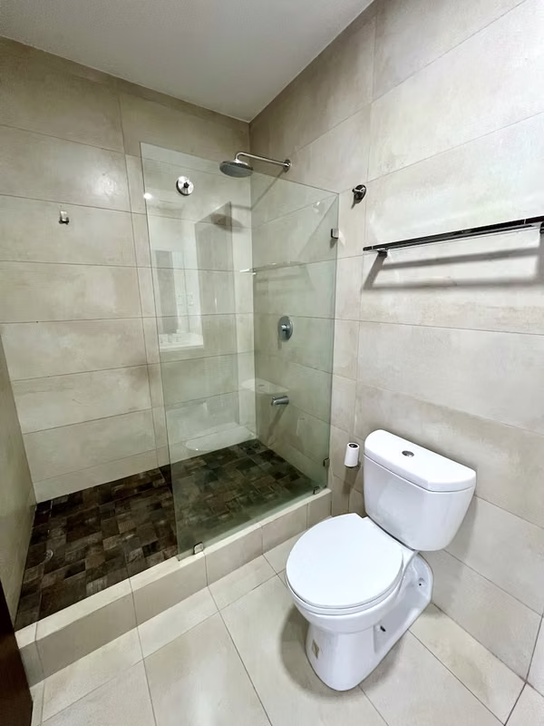 Condo contemporáneo, 3 cuartos, 3 baños completos, piscina, 24h seg, San Rafael