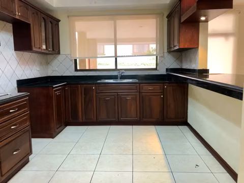 CASA HEREDIA EN CONDOMINIO CERCA DE OXIGENO Y ZONA FRANCA