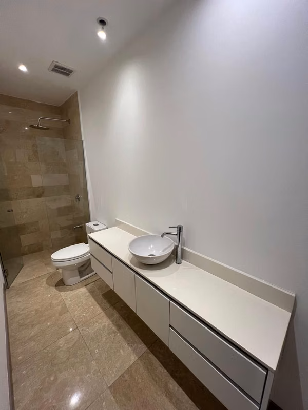 Casa contemporánea, 3 cuartos + servicio, c/u con baño, línea blanca, amenidades, Escazú