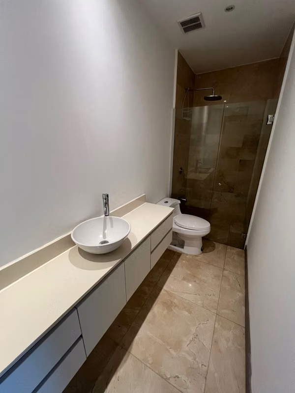 Casa contemporánea, 3 cuartos + servicio, c/u con baño, línea blanca, amenidades, Escazú