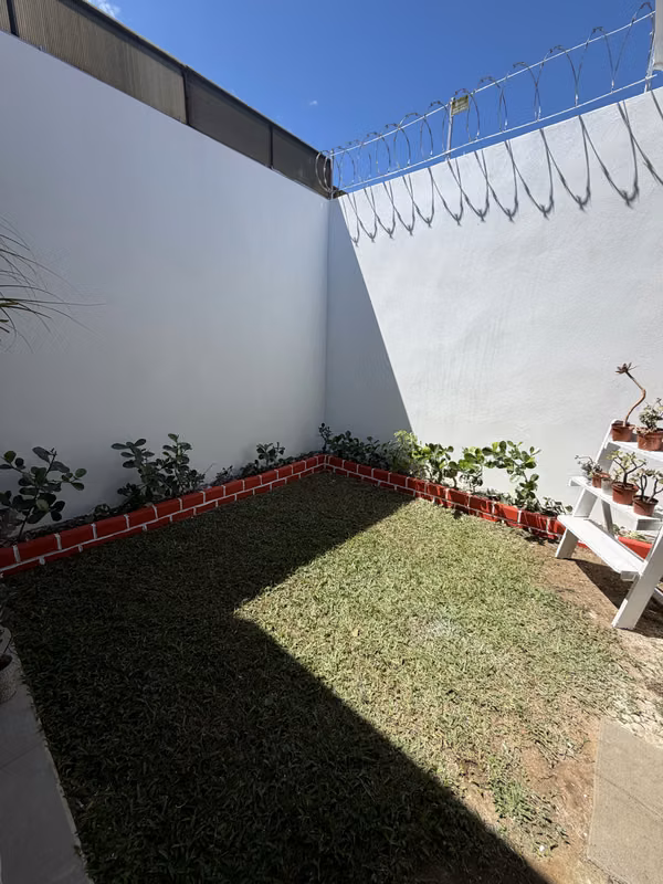 Casa en Montes de Oca/un piso-remodelada-condominio