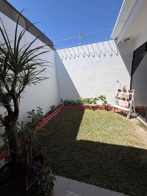 Casa en Montes de Oca/un piso-remodelada-condominio