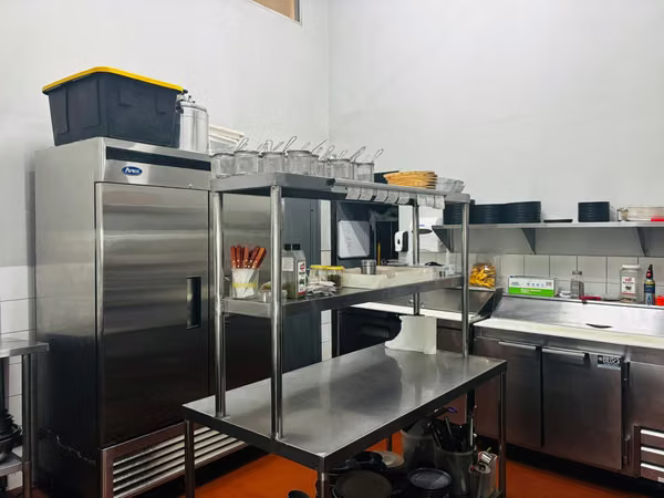 Local comercial 194m2 Santa Ana plaza comercial con menaje incluido