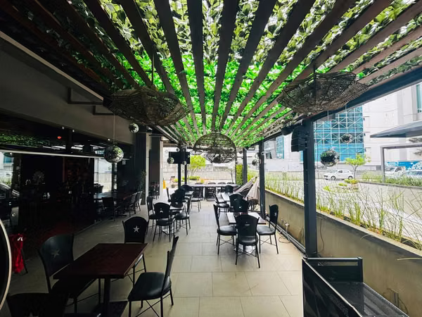 Local comercial 194m2 Santa Ana plaza comercial con menaje incluido
