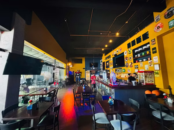 Local comercial 194m2 Santa Ana plaza comercial con menaje incluido