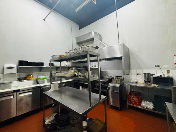 Local comercial 194m2 Santa Ana plaza comercial con menaje incluido