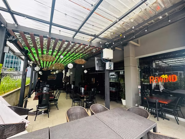 Local comercial 194m2 Santa Ana plaza comercial con menaje incluido